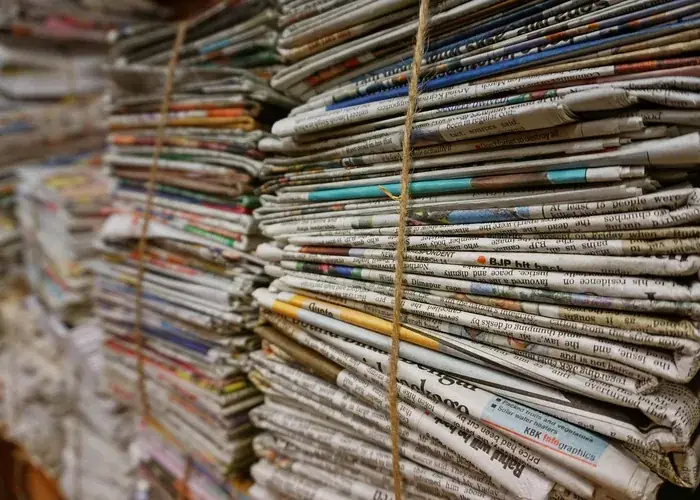 Pilhas de jornais amarrados, representando backlink em portal de notícias DA 90+